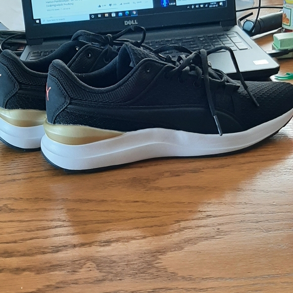 Ladies Puma Sneakers - Picture 2 of 10